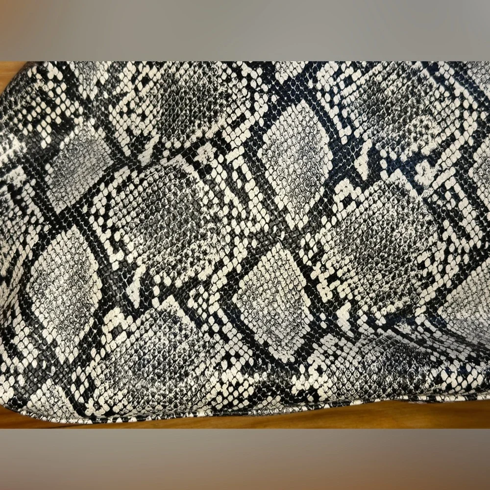 Reptile Habitat Black and White Carrier